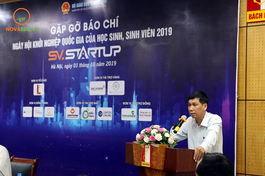 GS Đinh Văn Phong - Phó hiệu trưởng Trường Đại học Bách khoa Hà Nội, Phó trưởng Ban chỉ đạo, Trưởng ban Tổ chức SV-STARTUP 2019 phát biểu tại họp báo.