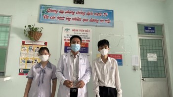 Xe tự hành phát thuốc và phục vụ bệnh nhân trong khu vực cách ly của bệnh viện