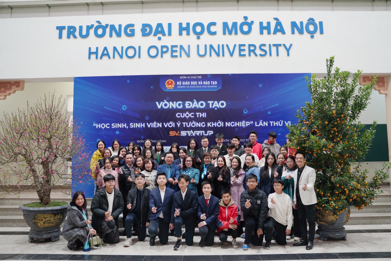 Các khách mời, đại diện phía nhà trường, thầy cô và học sinh tham dự vòng Đào tạo trực tiếp Đại học Mở Hà Nội chụp ảnh lưu niệm​​​​​
