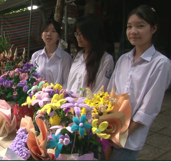 QUẦY TRƯNG BÀY VÀ BÁN CÁC SẢN PHẨM HANDMADE