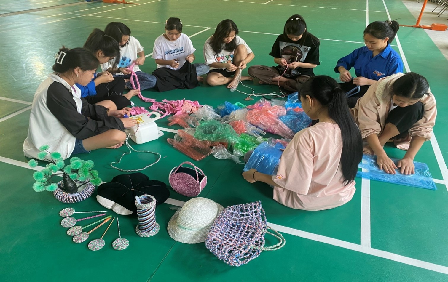 KHỞI NGHIỆP VỚI SẢN PHẨM HANDMADE TỪ NGUYÊN LIỆU TÁI CHẾ